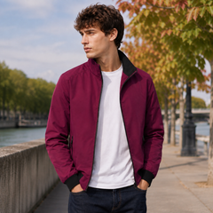 Giacca bomber rossa aperta su t-shirt bianca, zip intera e polsini a coste
