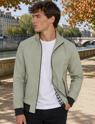Bomber uomo verde salvia con colletto alto, zip intera e fondo a coste nero