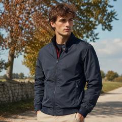 Giacca bomber uomo blu con zip centrale e patta abbottonata sul collo