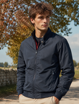 Giacca bomber uomo blu con zip centrale e patta abbottonata sul collo