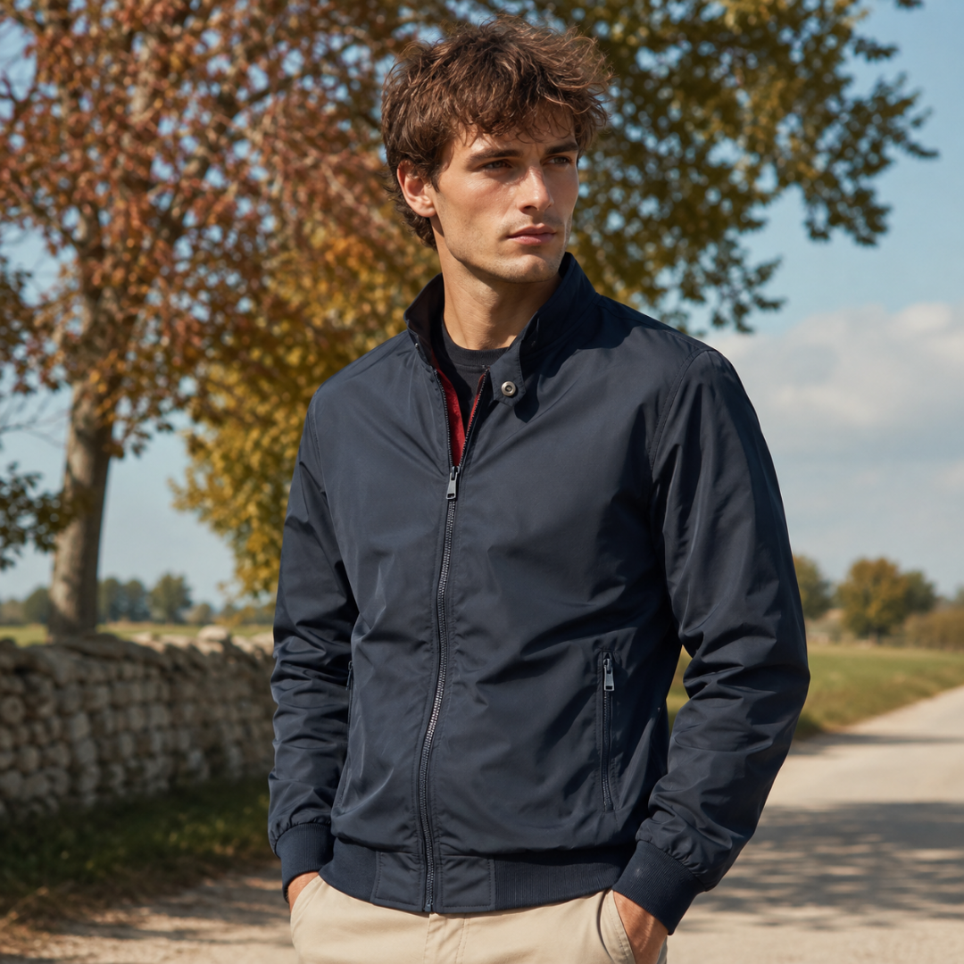 Giacca bomber uomo blu con zip centrale e patta abbottonata sul collo
