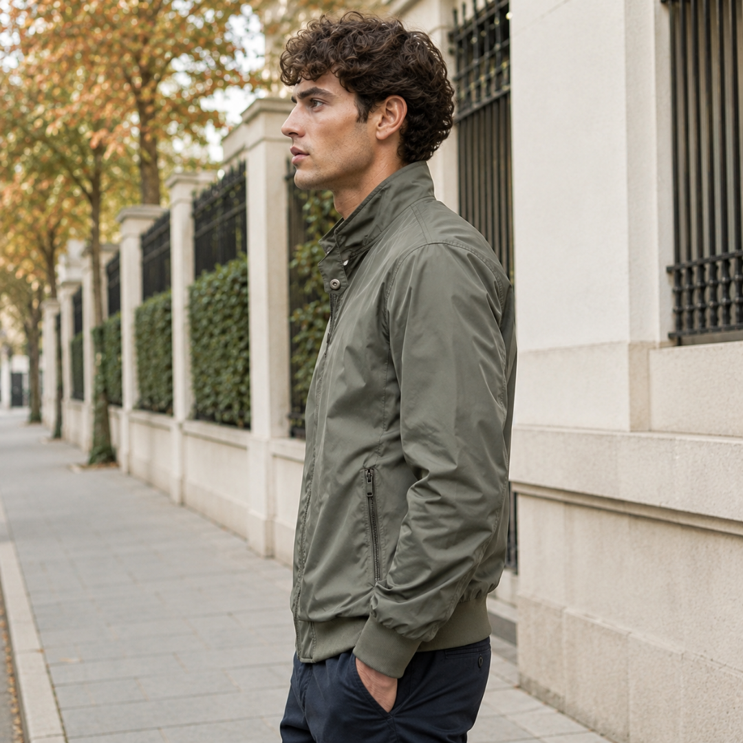 Giacca bomber uomo verde vista di lato con tasca laterale con zip