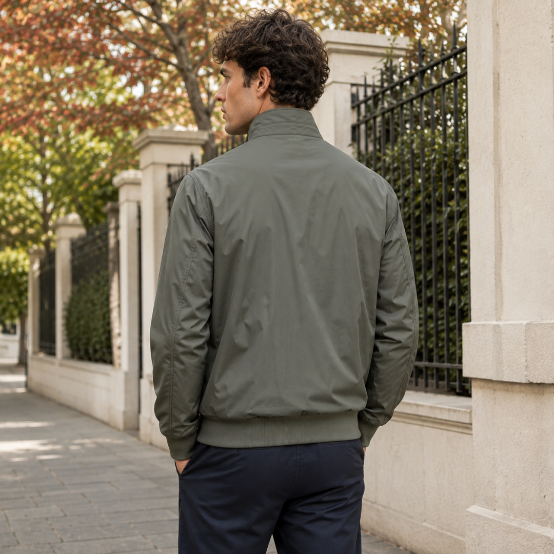 Retro della giacca bomber uomo verde con fondo a coste e collo alzato