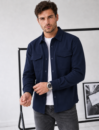 Giacca camicia uomo blu scuro indossata aperta, bottoni frontali e maniche lunghe