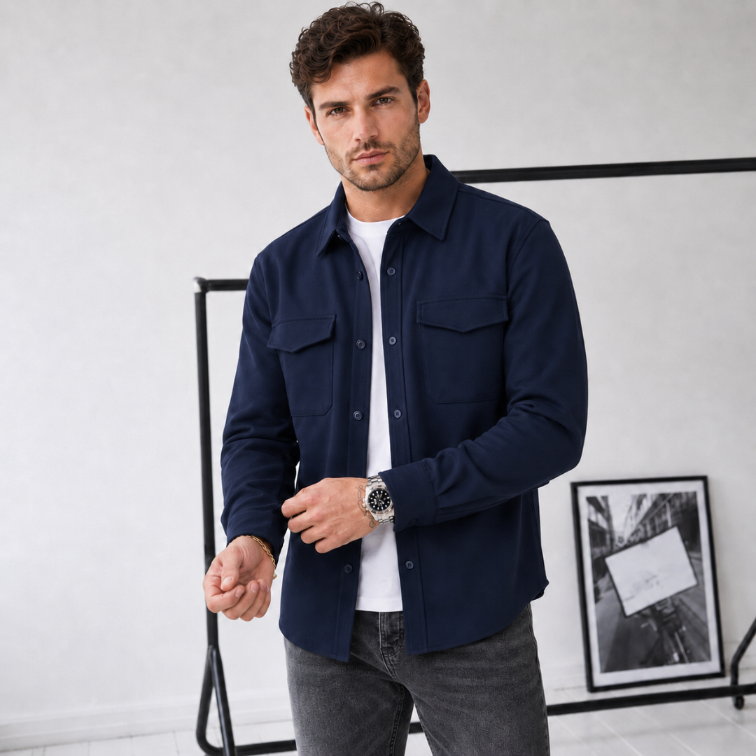 Giacca camicia uomo blu scuro indossata aperta, bottoni frontali e maniche lunghe