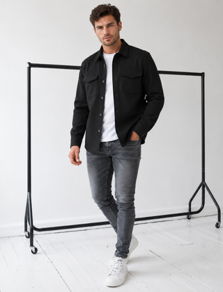 Giacca camicia uomo nera aperta su t-shirt bianca, tasche con patta sul petto