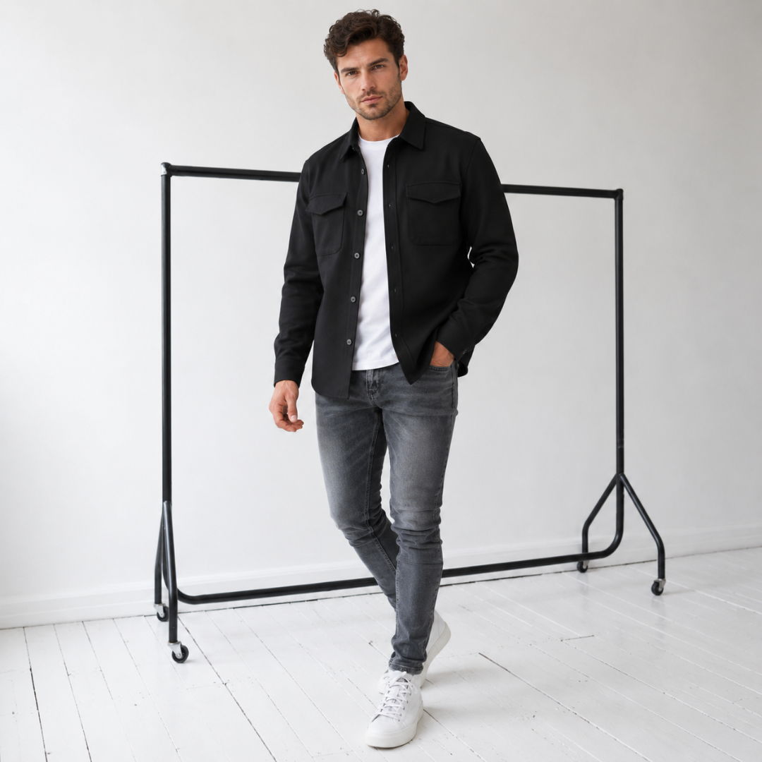 Giacca camicia uomo nera aperta su t-shirt bianca, tasche con patta sul petto