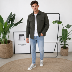 Sovracamicia uomo verde militare con tasche sul petto e sneakers alte chiare