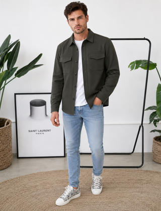 Sovracamicia uomo verde militare con tasche sul petto e sneakers alte chiare