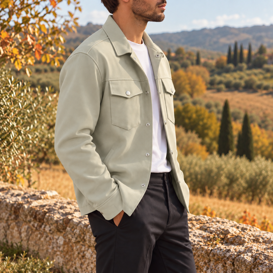 Giacca camicia verde vista di lato, colletto a punte e polsino abbottonato