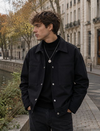 Giacca camicia uomo nera con polsini abbottonati e due tasche applicate
