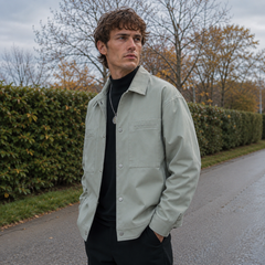 Uomo indossa giacca camicia verde aperta con due tasche applicate sul petto