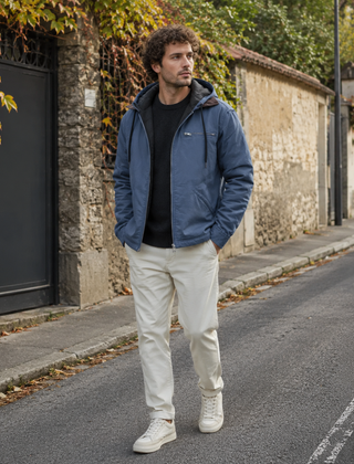 Giacca uomo blu con cappuccio e tasche a filetto sui fianchi