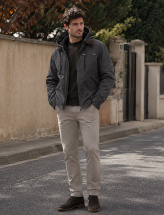 Giacca grigio scuro da uomo con cappuccio alzato e zip sul petto