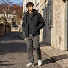 Giacca nera uomo con cappuccio, coulisse e chiusura con zip frontale