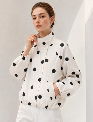 Giacca donna beige a pois neri con collo alto e tasca a filo sul davanti