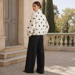Giacca beige a pois vista da dietro con pantaloni neri a gamba ampia