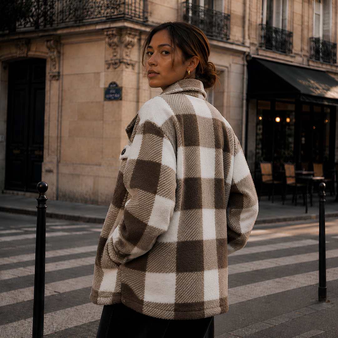Giacca a quadri kaki vista di tre quarti posteriore con colletto a camicia rialzato