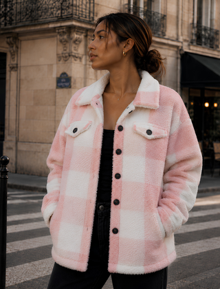 Giacca a quadri rosa e bianco con colletto a camicia e chiusura con bottoni scuri
