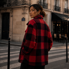 Retro della giacca donna a quadri rosso e nero con maniche lunghe ampie