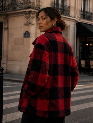 Retro della giacca donna a quadri rosso e nero con maniche lunghe ampie