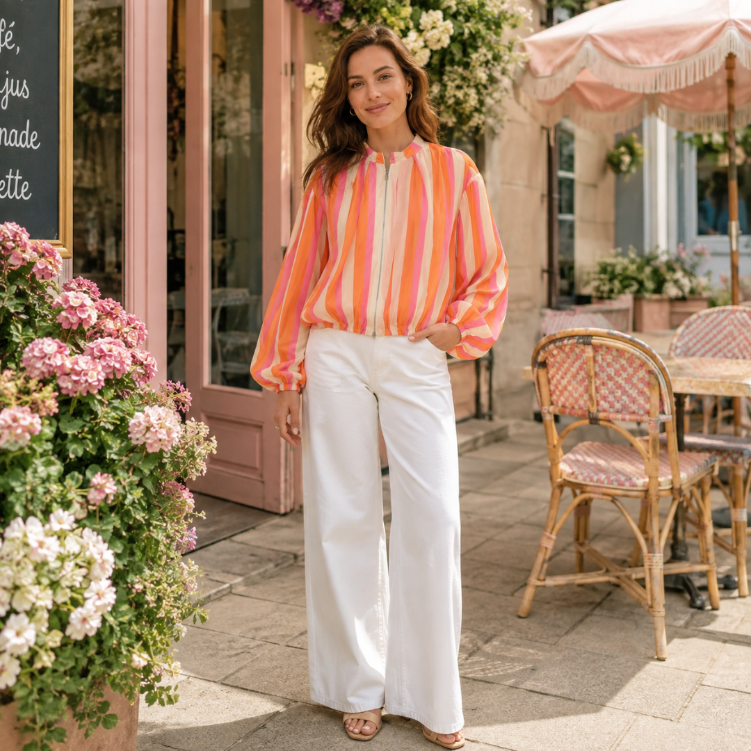 Giacca donna a righe multicolore abbinata a pantaloni bianchi a gamba larga