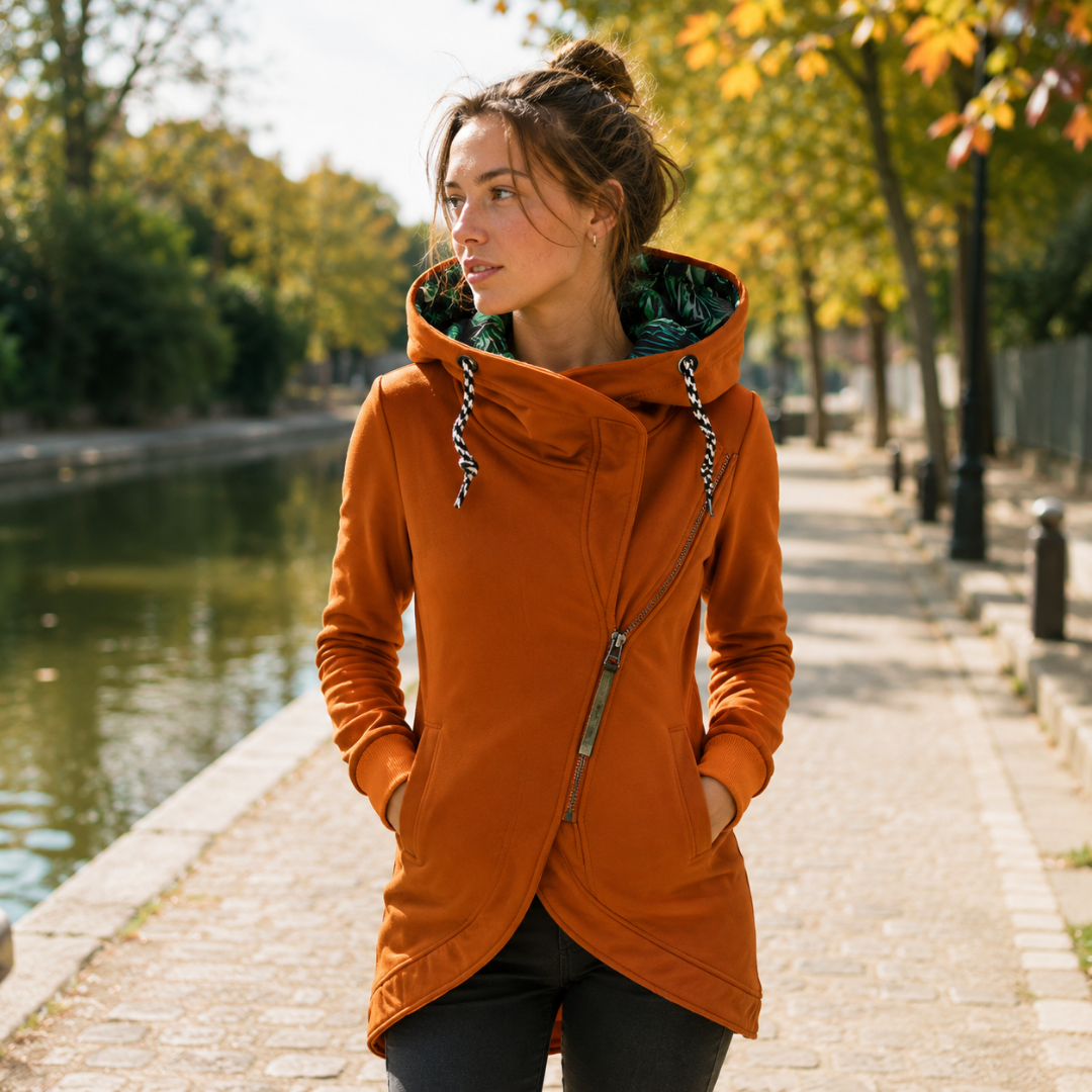 Giacca donna arancione con zip asimmetrica, cappuccio e coulisse bianche e nere