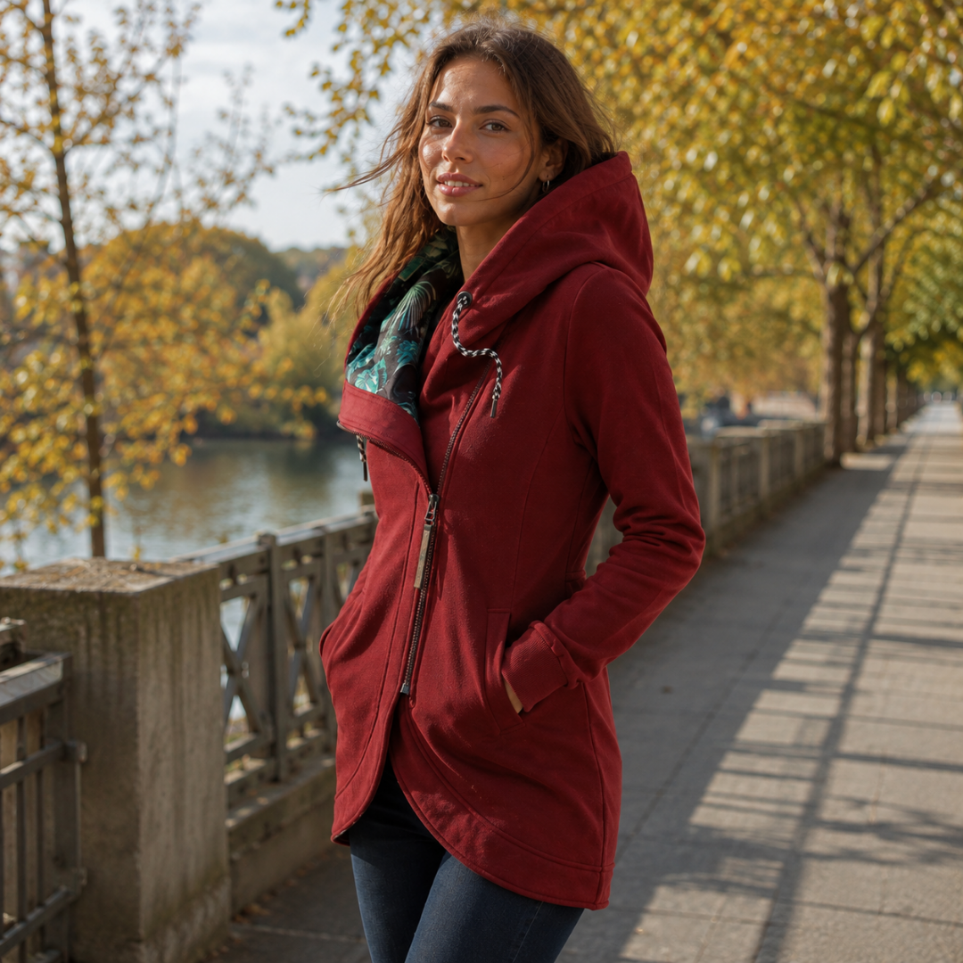 Giacca rossa donna con zip asimmetrica e tasche frontali, vista tre quarti