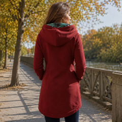 Retro della giacca donna rossa con cappuccio ampio e orlo arrotondato