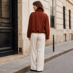 Retro della giacca donna marrone con cucitura sulle spalle e polsini a bottone
