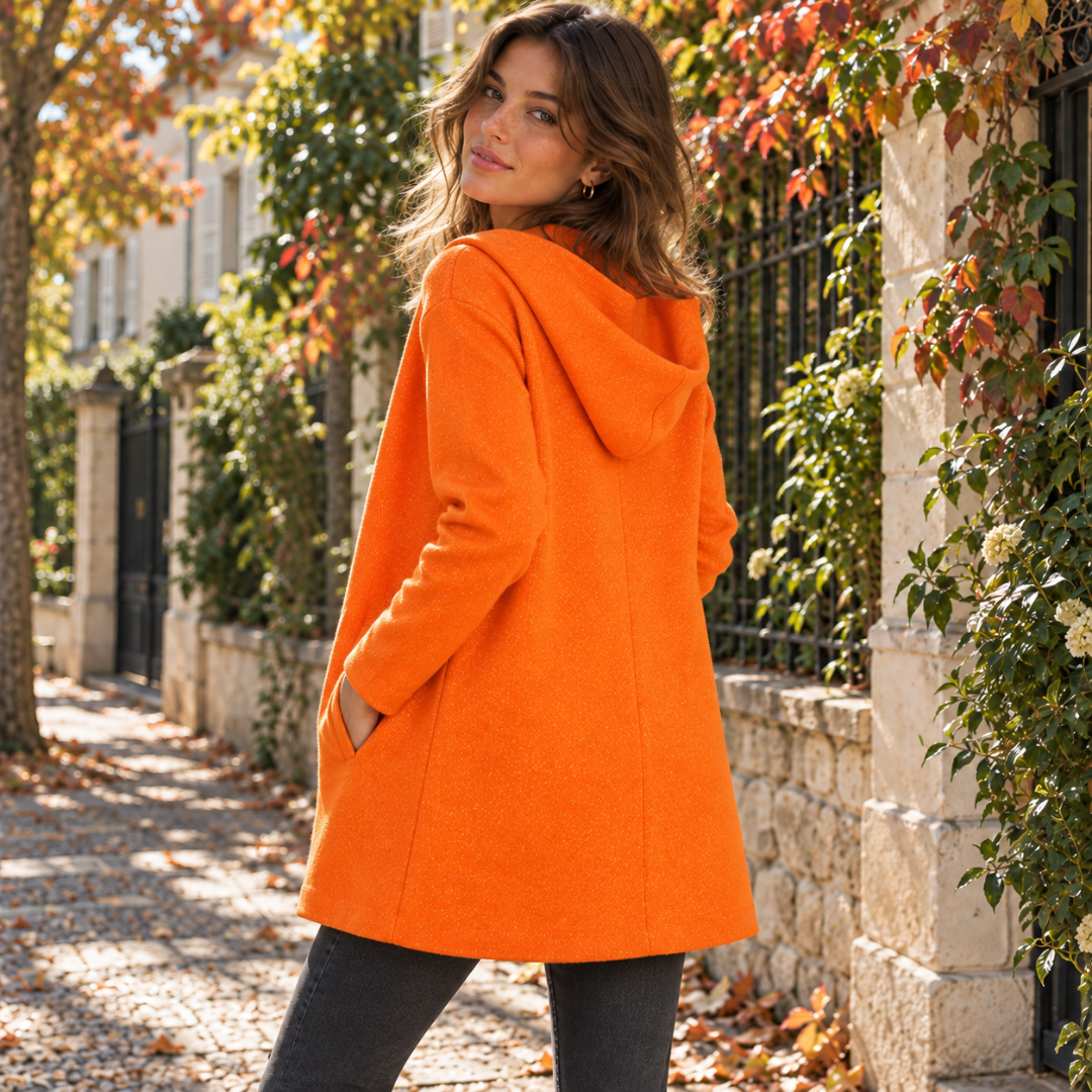 Retro della giacca arancione con cappuccio ampio e lunghezza a metà coscia