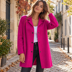 Giacca fucsia lunga con cappuccio rovesciato sul collo e bottoni neri frontali