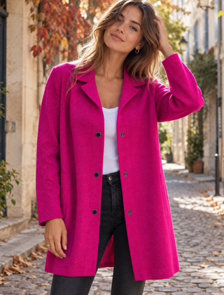 Giacca fucsia lunga con cappuccio rovesciato sul collo e bottoni neri frontali