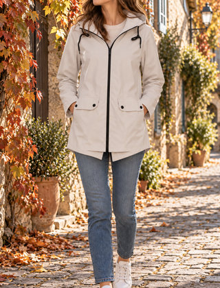 Giacca beige con cappuccio a coulisse e bottoni a pressione scuri sulle tasche