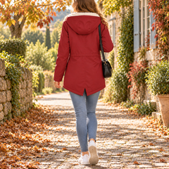 Retro della giacca rossa con cappuccio, coulisse in vita e orlo allungato