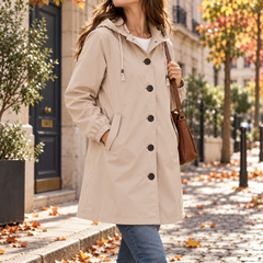 Dettaglio della giacca beige con coulisse del cappuccio e bottoni frontali