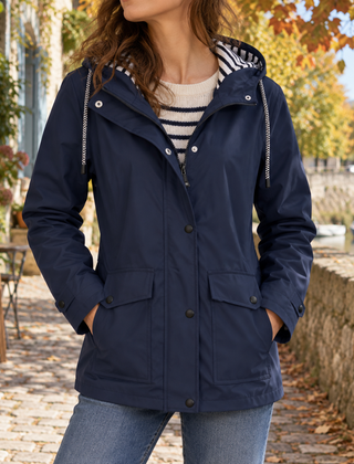 Giacca donna blu navy con cappuccio a coulisse e tasche con patta abbottonate