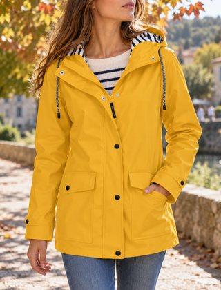 Giacca donna gialla con cappuccio a coulisse, bottoni neri e tasche con patta