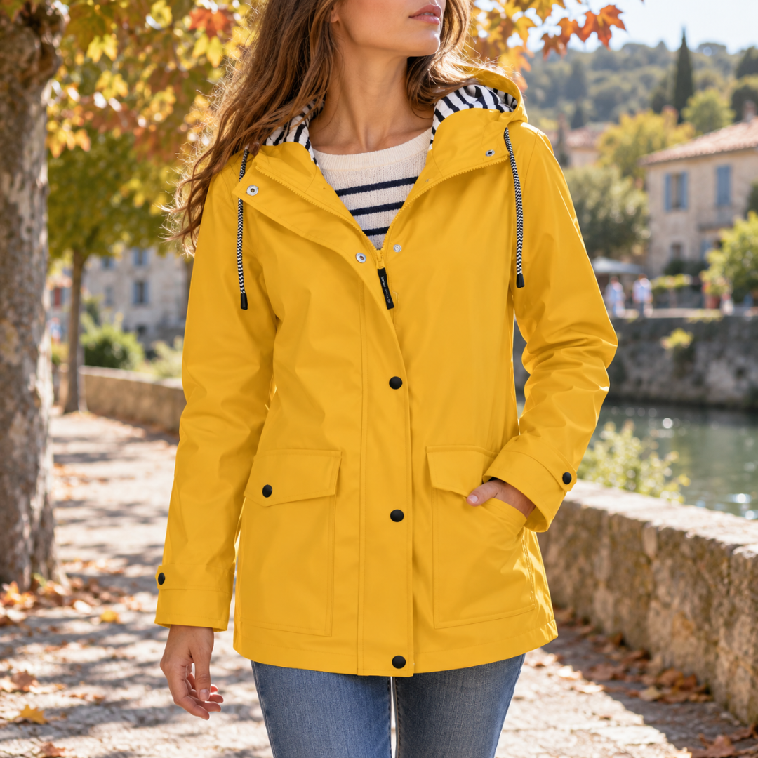 Giacca donna gialla con cappuccio a coulisse, bottoni neri e tasche con patta