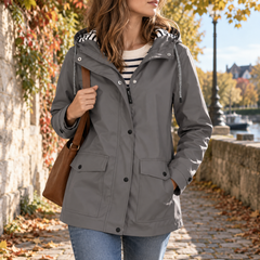 Giacca donna grigia con cappuccio a coulisse, zip centrale e tasche con patta