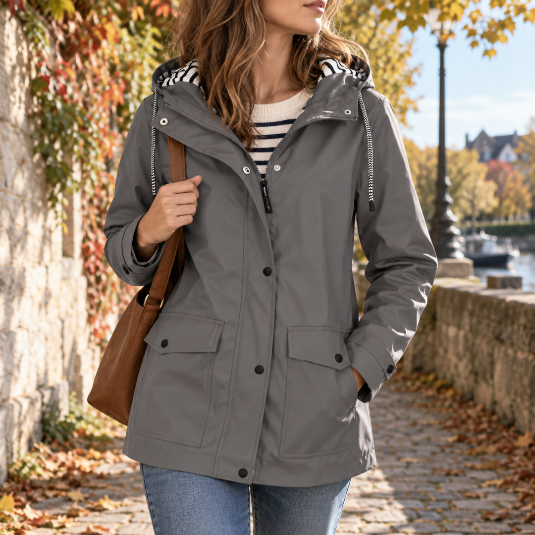 Giacca donna grigia con cappuccio a coulisse, zip centrale e tasche con patta
