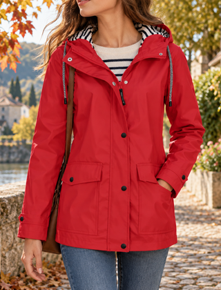 Giacca donna rossa con cappuccio a coulisse e tasche frontali con patta