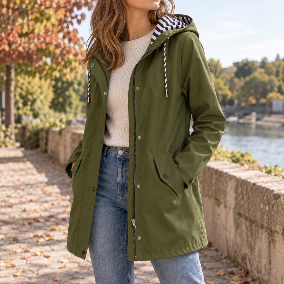 Giacca verde militare aperta con zip visibile e interno del cappuccio a righe