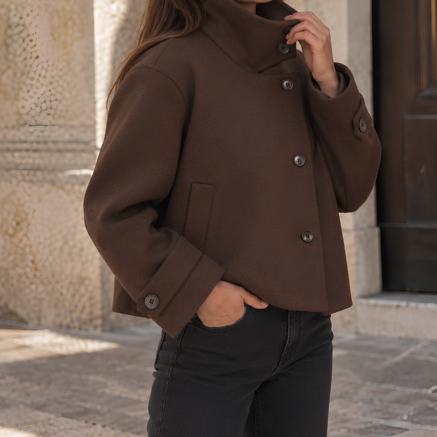 Giacca corta donna color cioccolato con collo alto e bottoni asimmetrici, tasca laterale