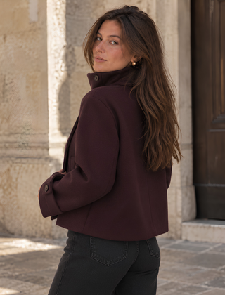 Giacca corta donna color cioccolato vista di spalle con collo alto rialzato
