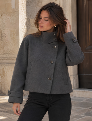 Giacca corta donna grigio scuro con chiusura asimmetrica e tasche a filo