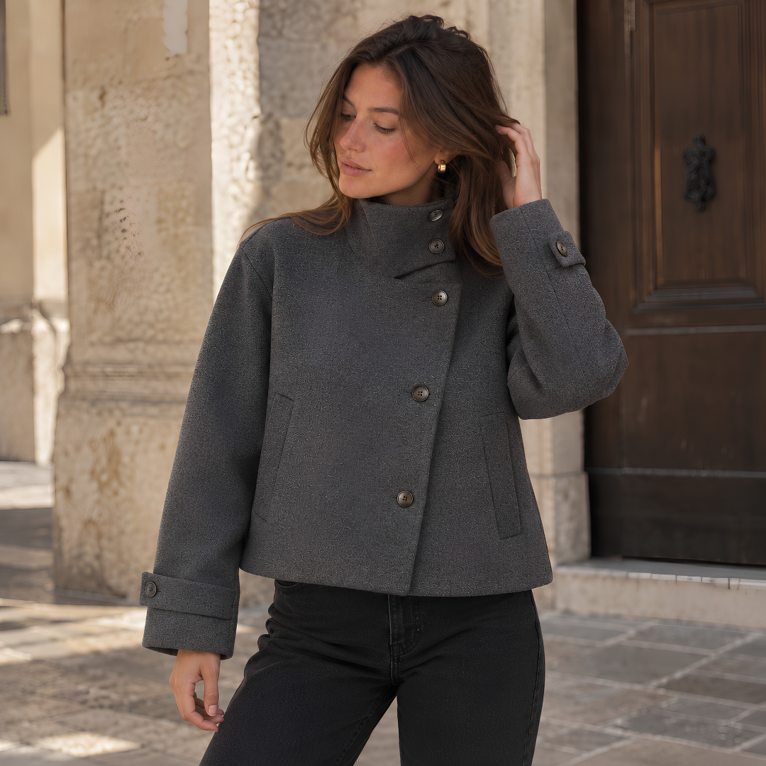 Giacca corta donna grigio scuro con chiusura asimmetrica e tasche a filo