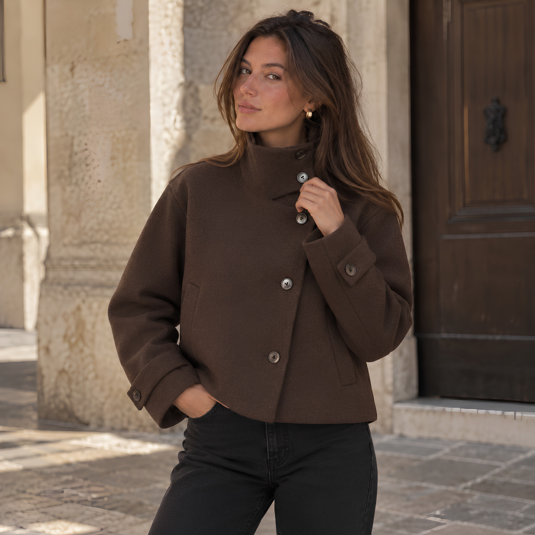 Giacca donna marrone scuro vista frontale con tasche a filo e polsini abbottonati