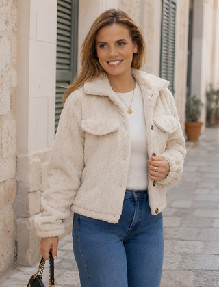 Giacca corta beige effetto peluche con collo ampio e bottoni sul davanti