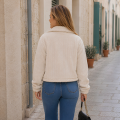 Retro della giacca corta beige con lavorazione a trecce in rilievo e collo ampio